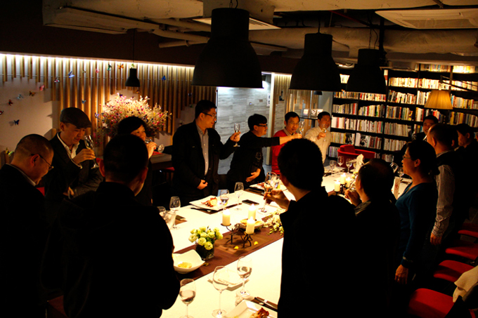 十六位“廣告新青年”，齊聚一堂，就廣告業未來的發展與新媒體產業發展，暢所欲言