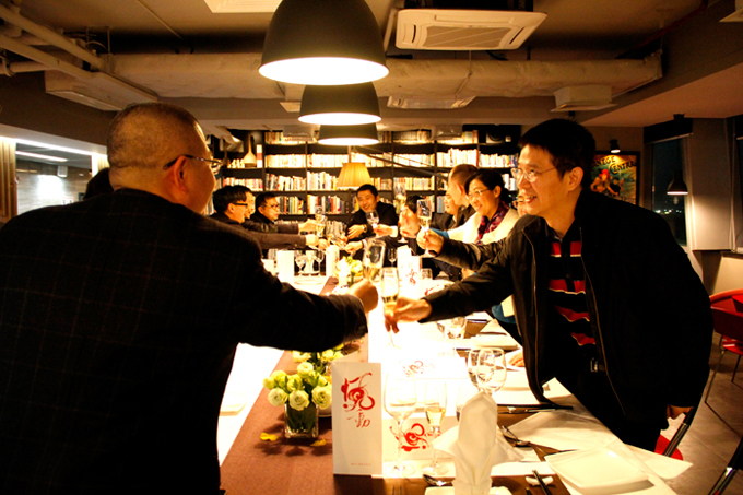 十六位“廣告新青年”，齊聚一堂，就廣告業未來的發展與新媒體產業發展，暢所欲言